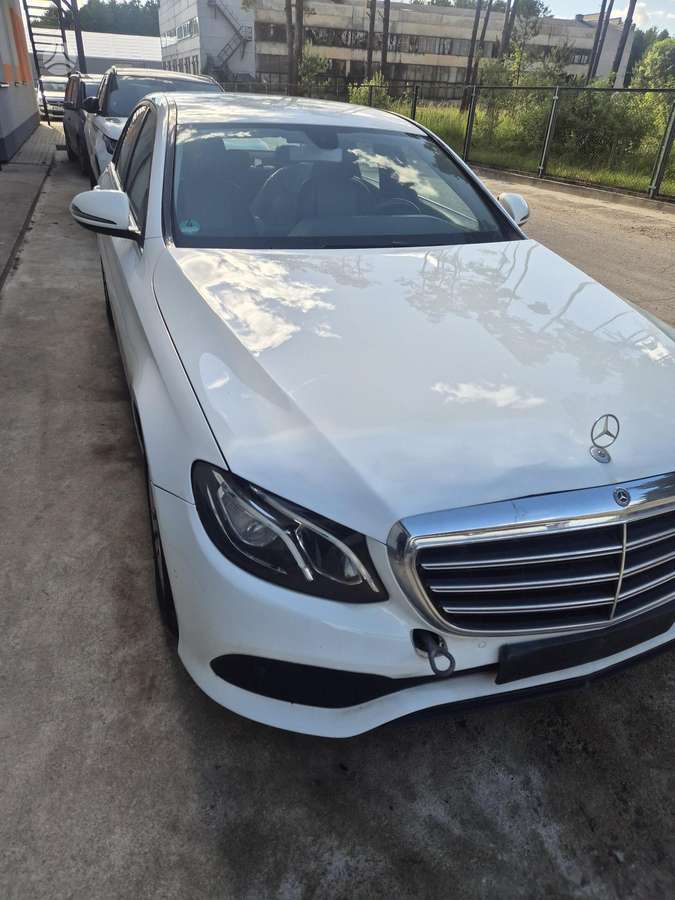 Mercedes-Benz E200, 2.0 l., Седан