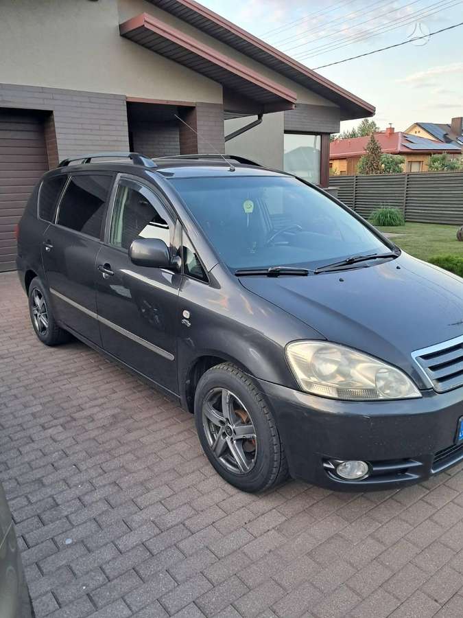 Toyota Avensis Verso - 1