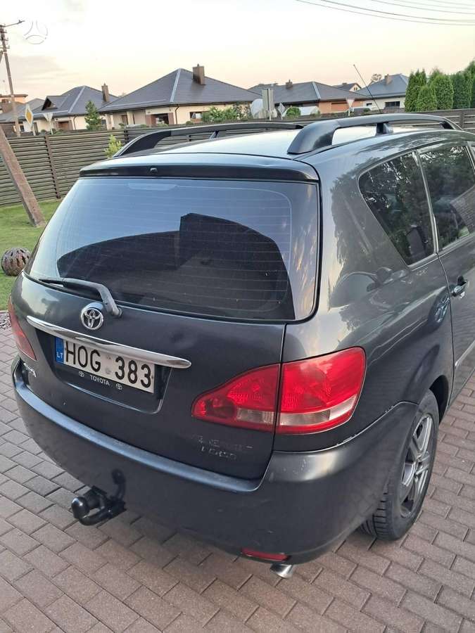 Toyota Avensis Verso - 3