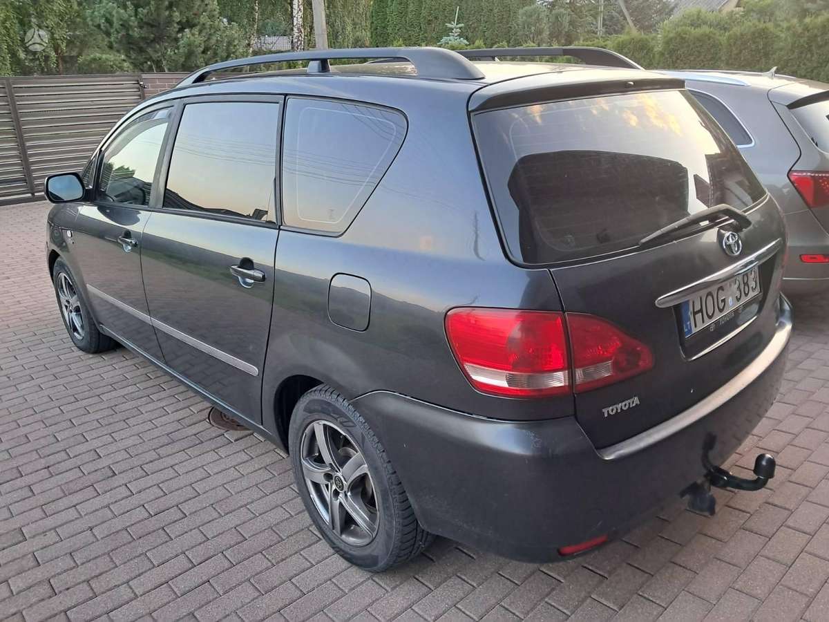 Toyota Avensis Verso - 4