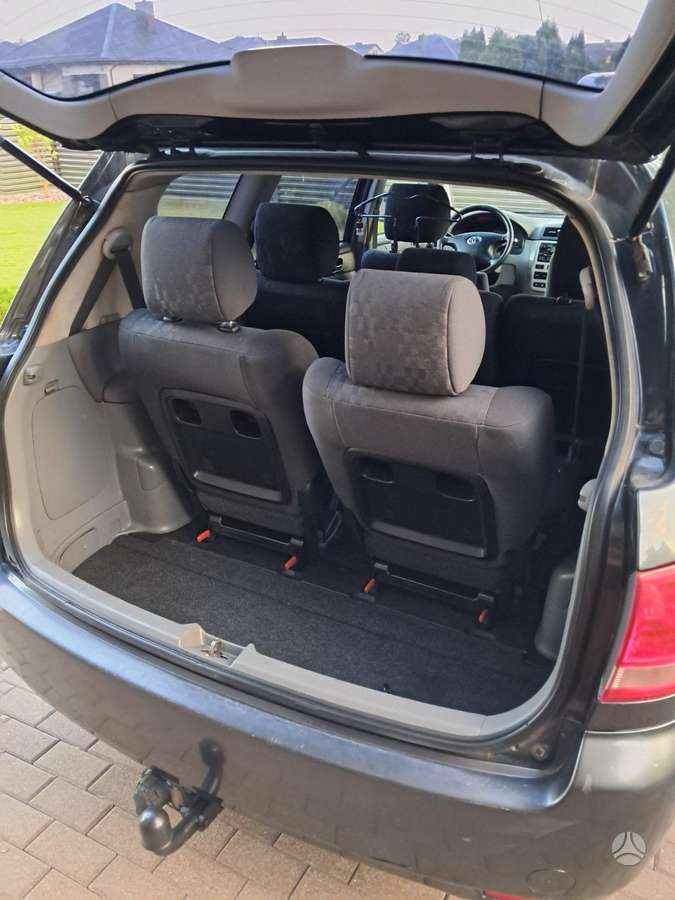Toyota Avensis Verso - 5