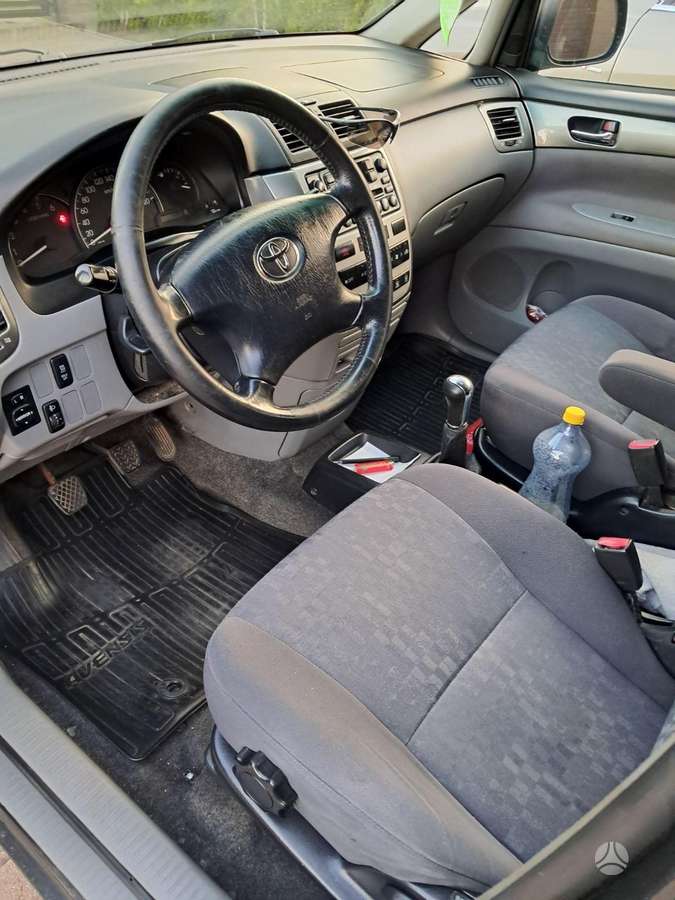 Toyota Avensis Verso - 6