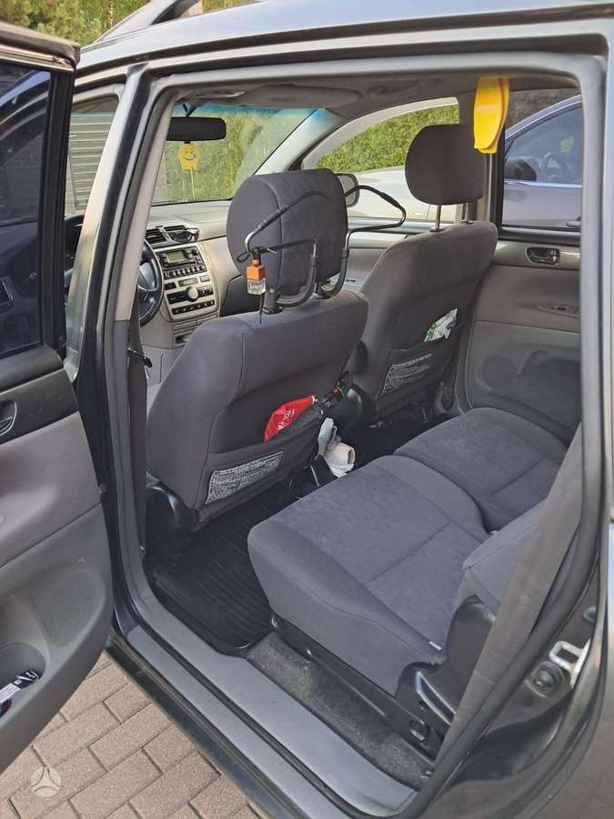 Toyota Avensis Verso - 7