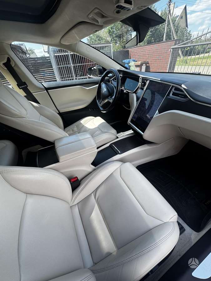 Tesla Model S - 3