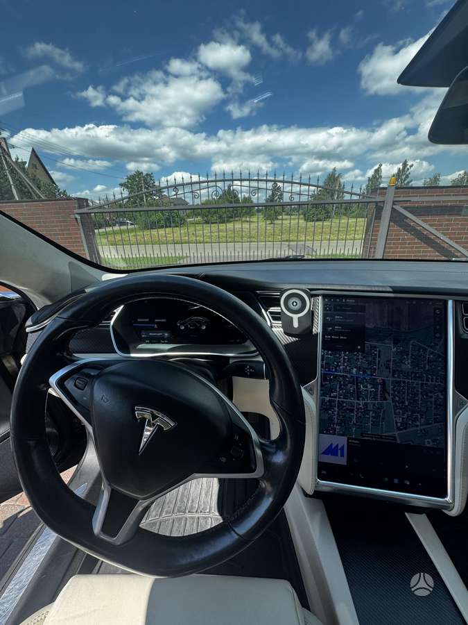 Tesla Model S - 5
