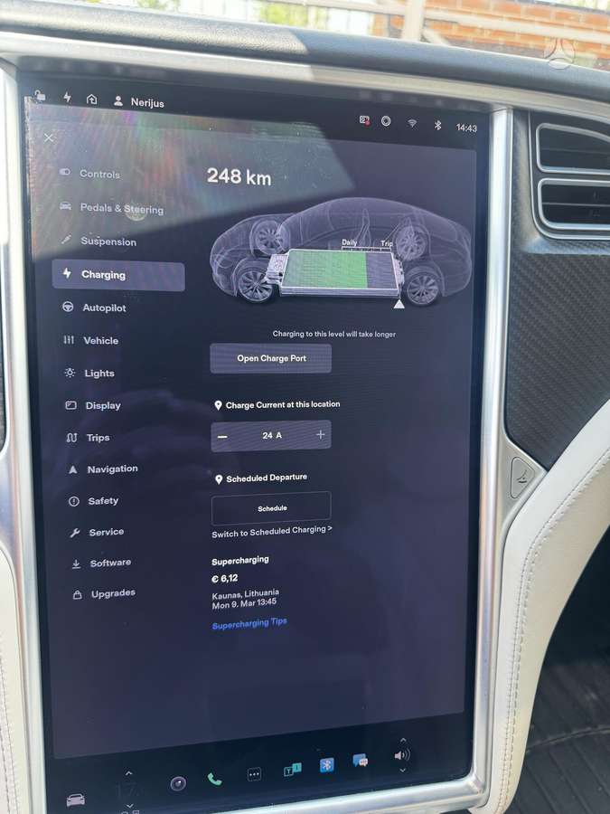 Tesla Model S - 8