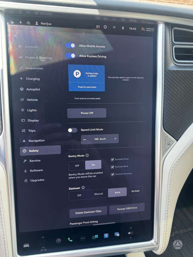 Tesla Model S - 9