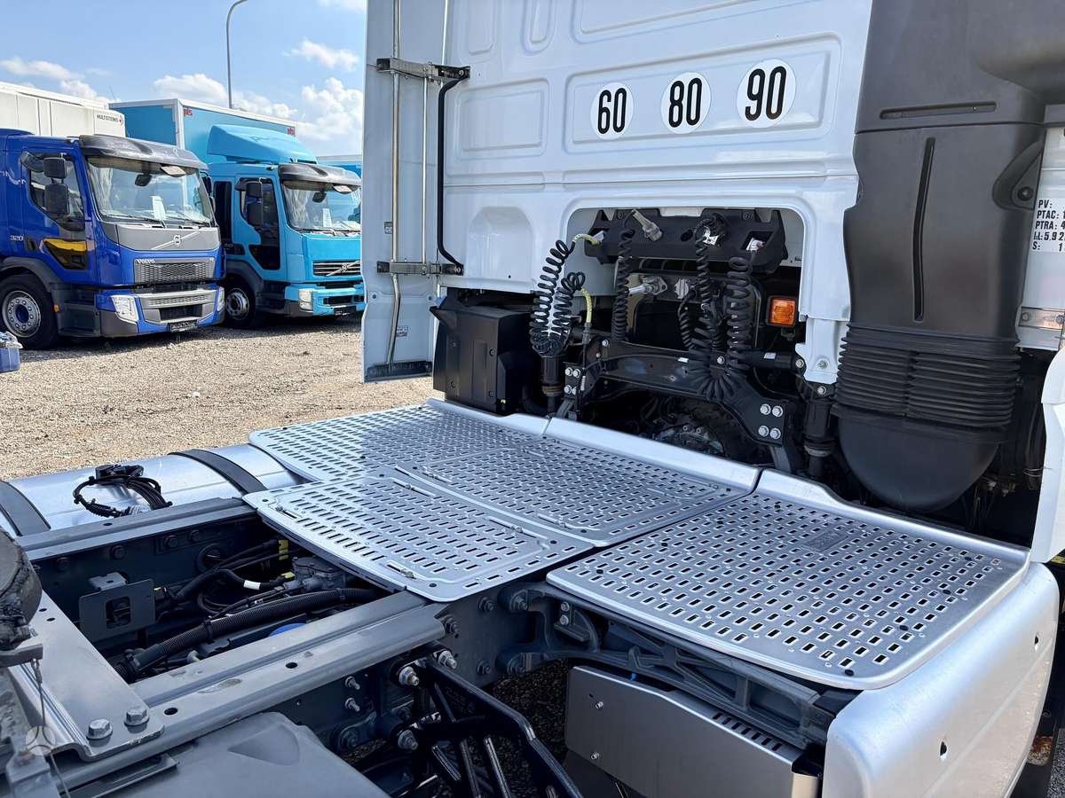 DAF XF 106.460 Space Cab, double sleeper