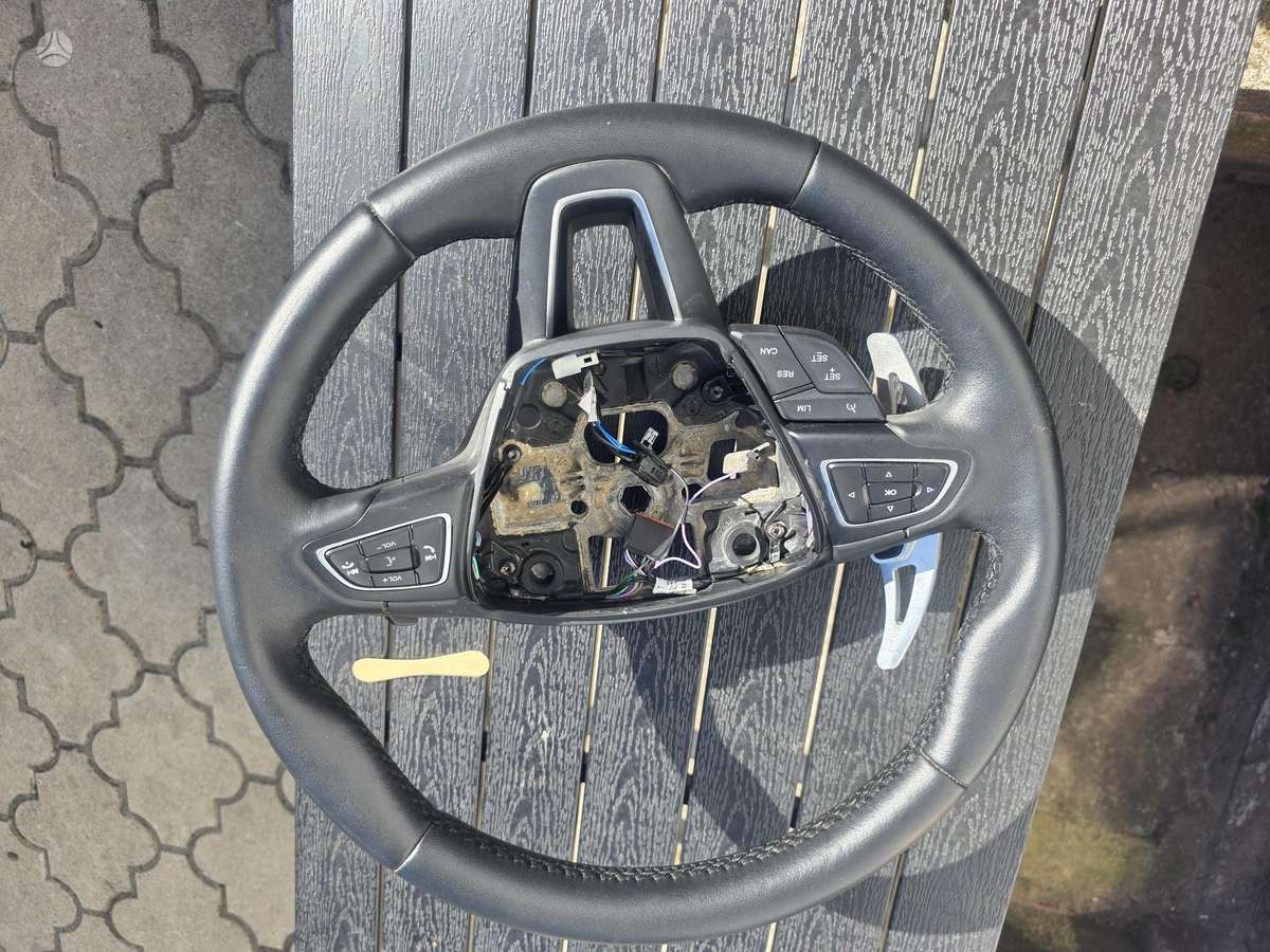 Ford C-MAX dalimis. Dalimis priekiniu sparnu nera ir durų priekiniu keleiv