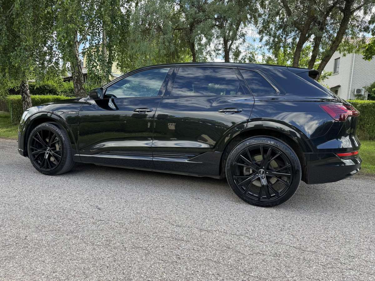 Audi e-tron, 95 kWh, off-road / crossover