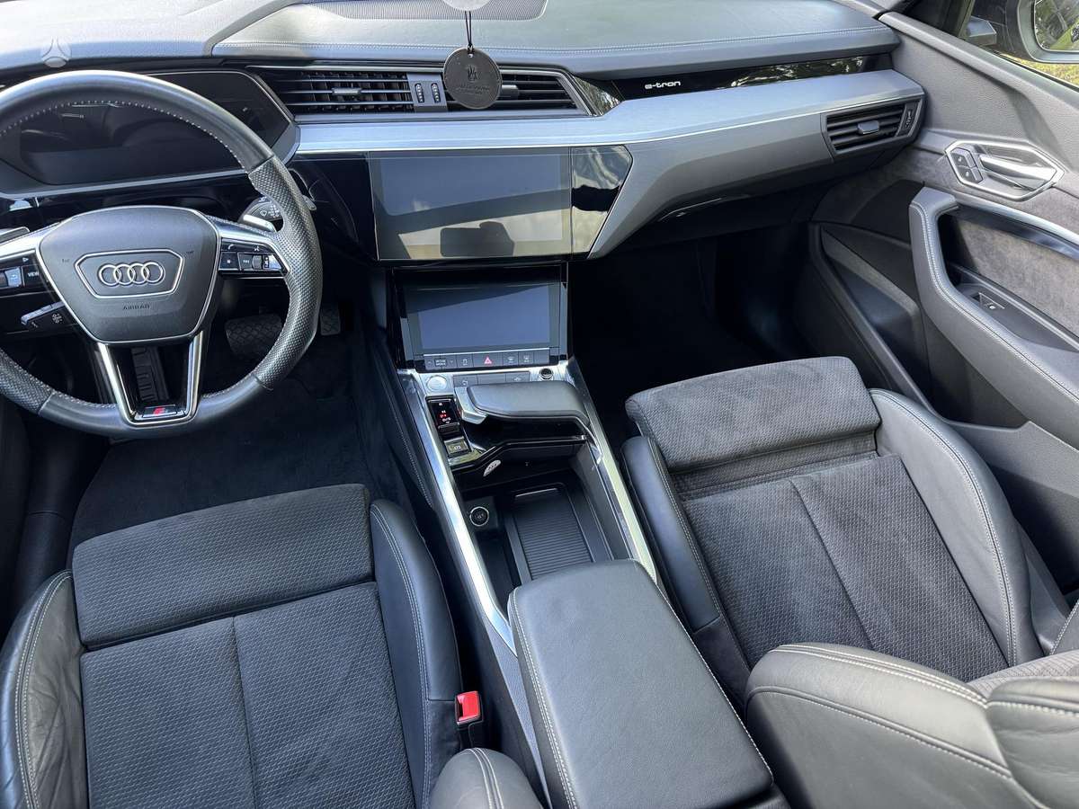 Audi e-tron, 95 kWh, off-road / crossover