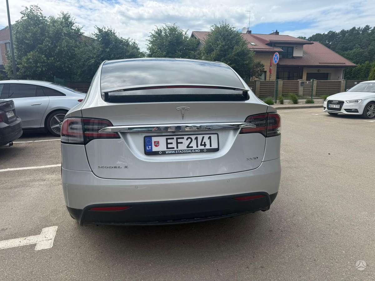 Tesla Model X - 3