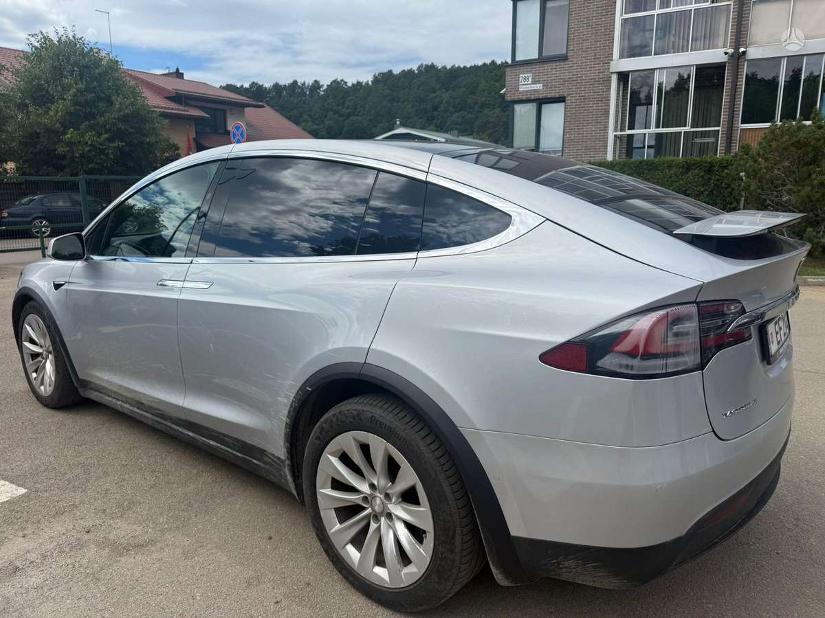 Tesla Model X - 4