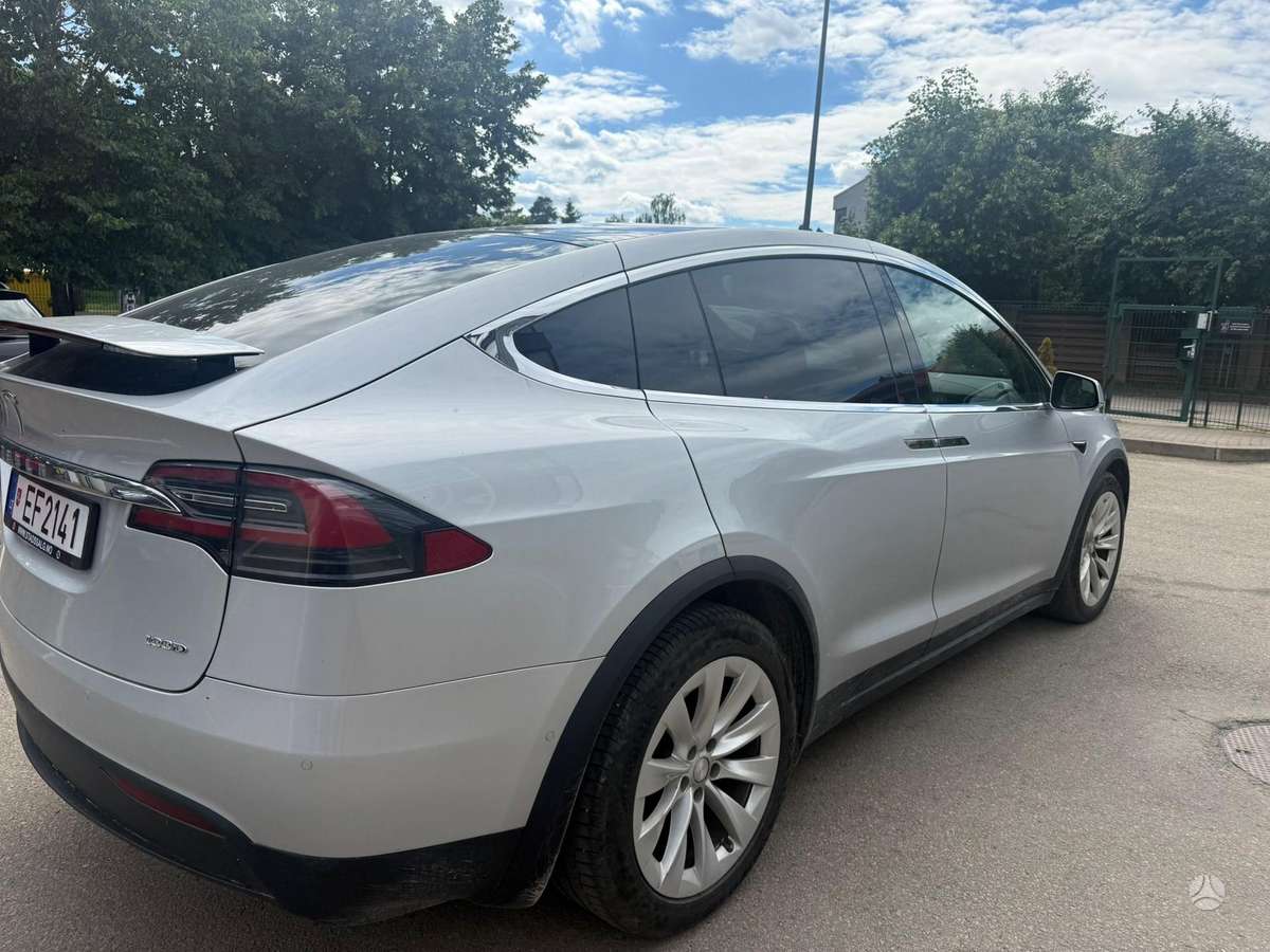 Tesla Model X - 5