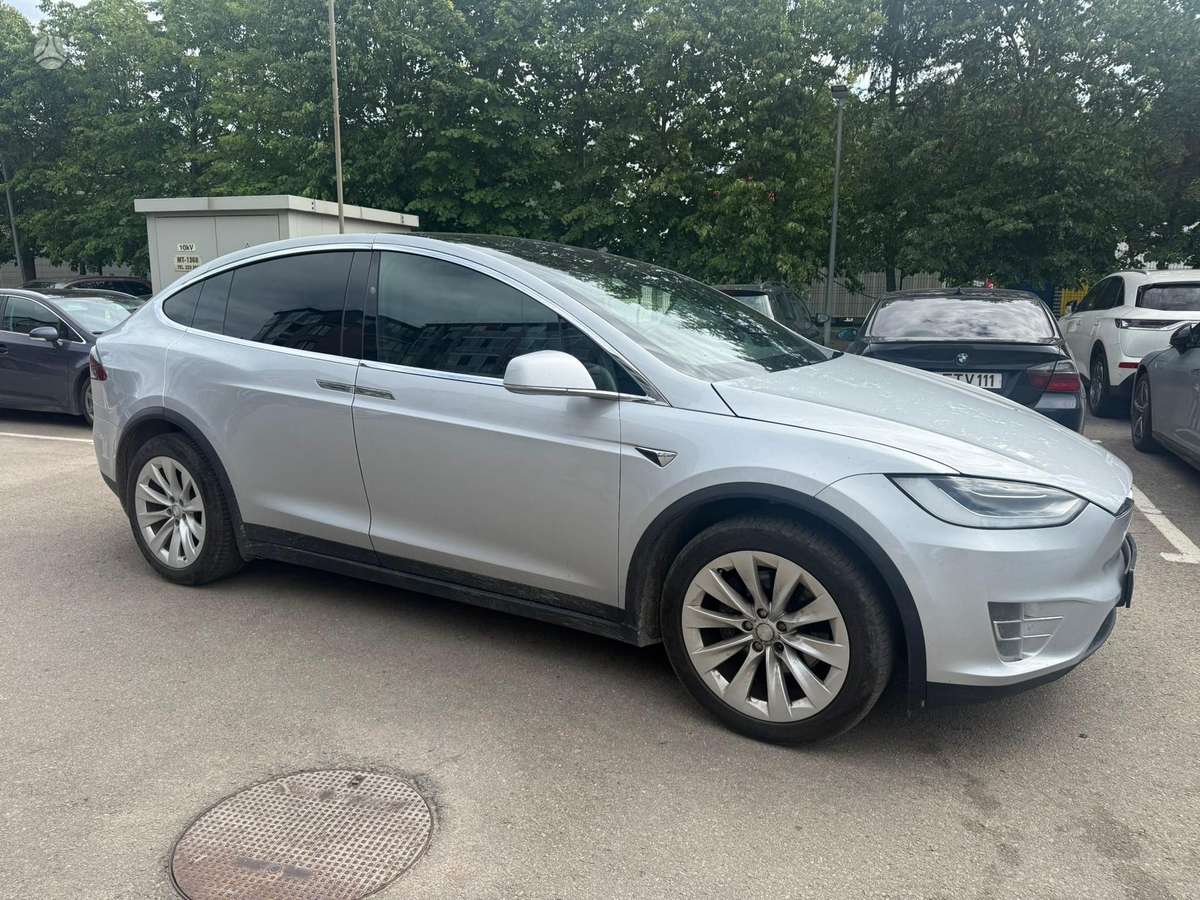 Tesla Model X - 7