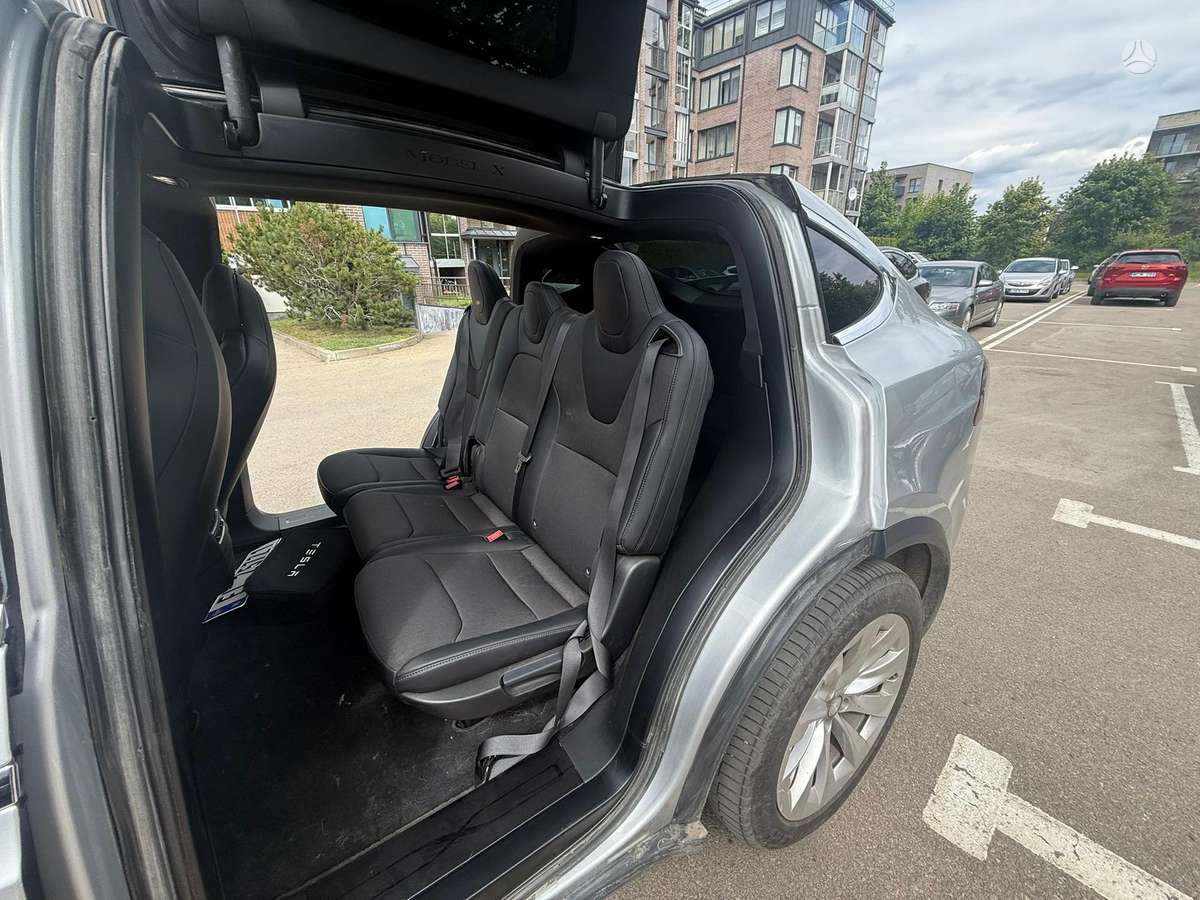 Tesla Model X - 8