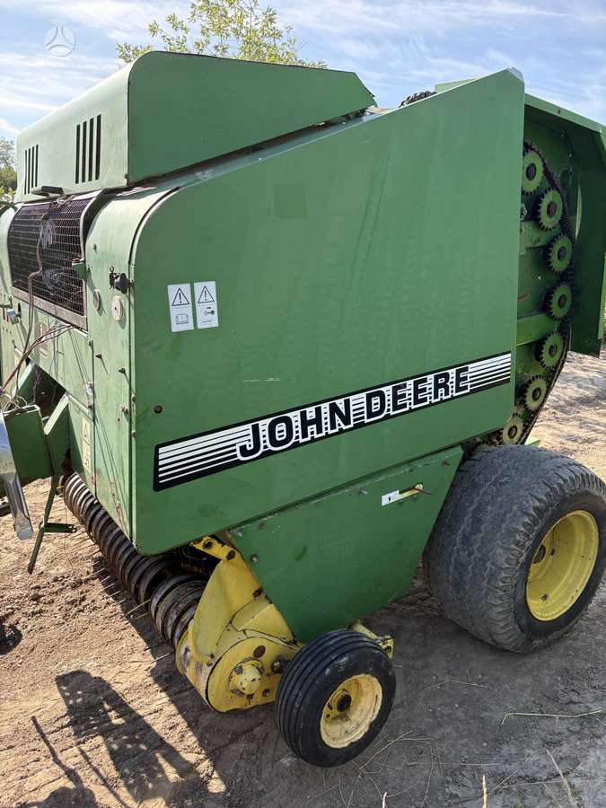 John Deere 575, presai