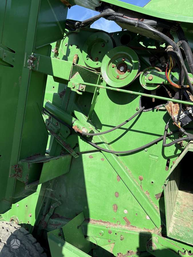 John Deere 575, presai