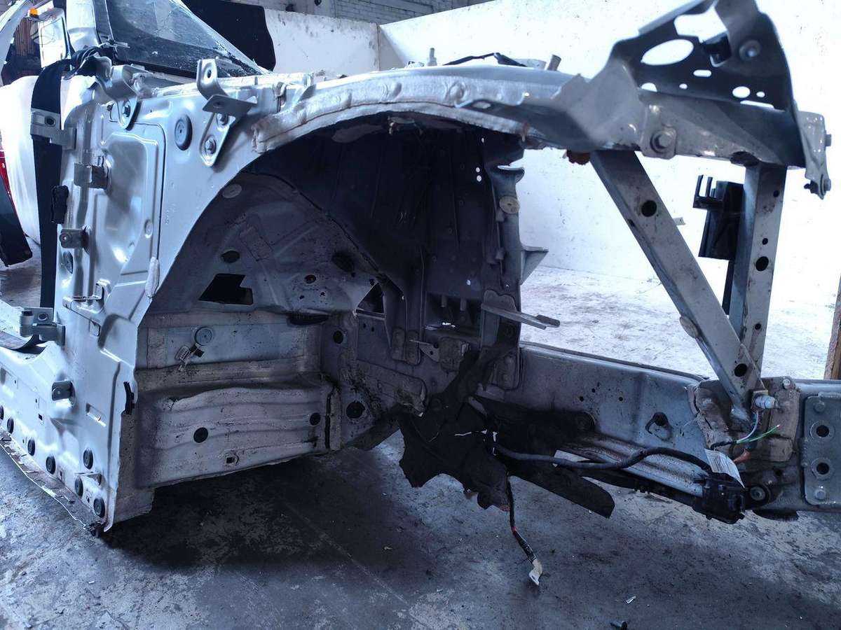 BMW i4 hood (front, rear)