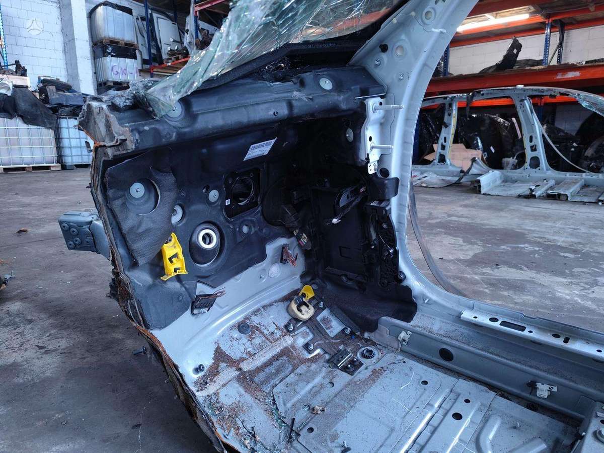 BMW i4 hood (front, rear)