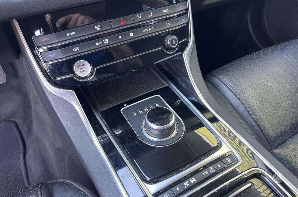 Jaguar XF, 2.0 l., Седан