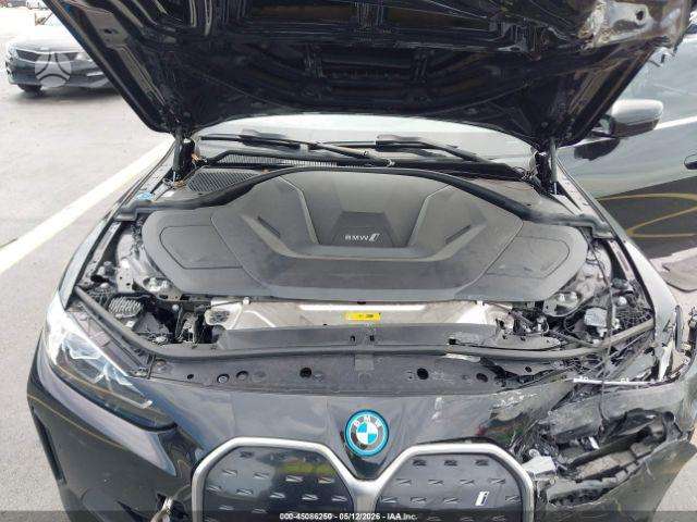 BMW i4, Седан