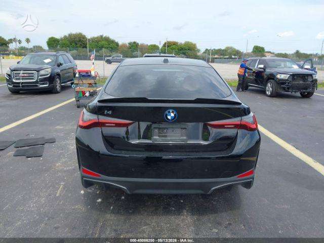 BMW i4, Седан
