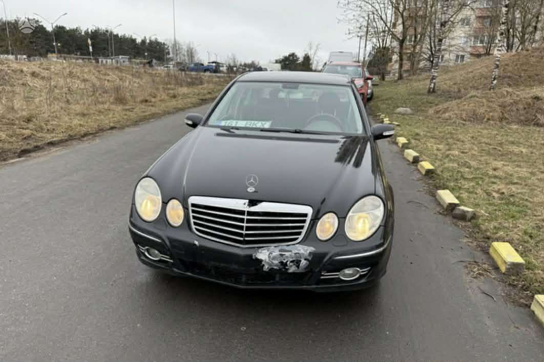 Mercedes-Benz E270, Седан