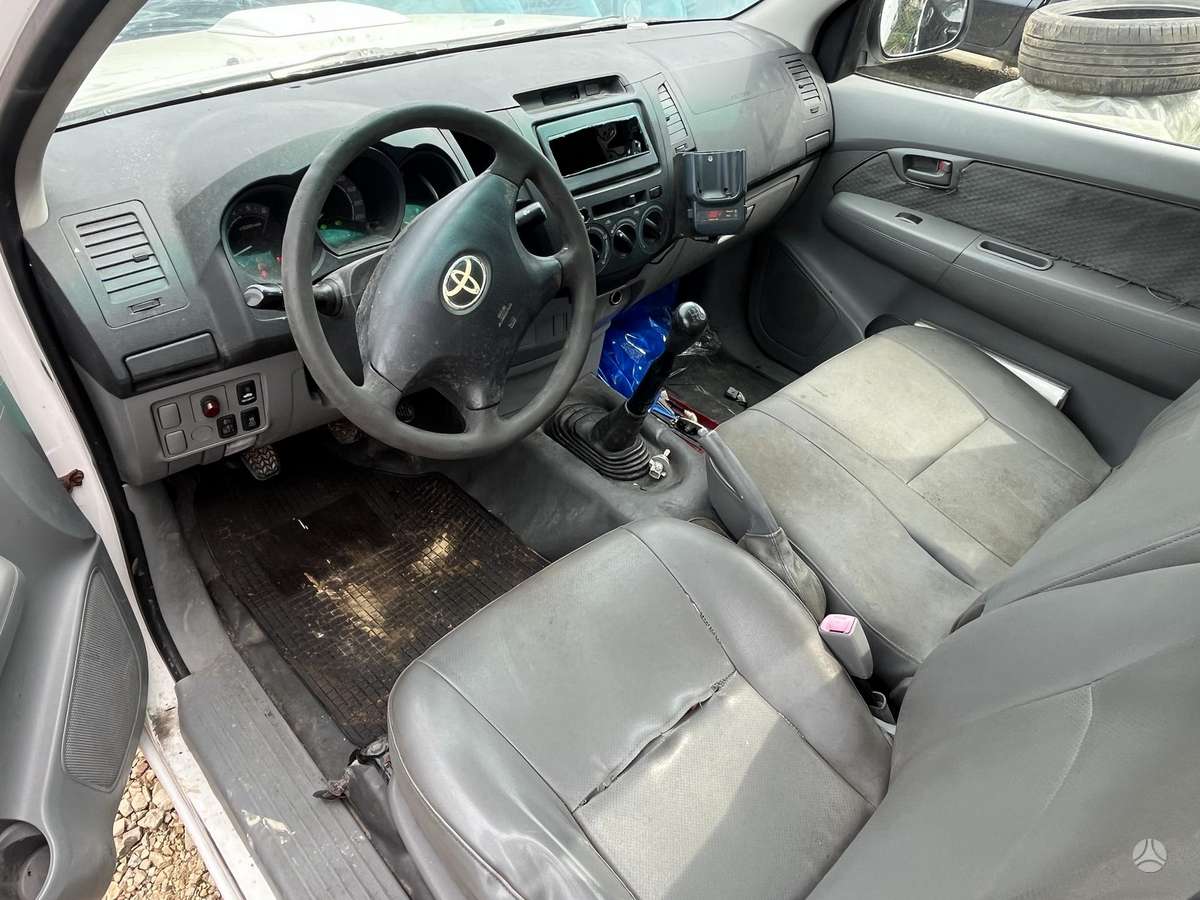 Toyota Hilux - 5