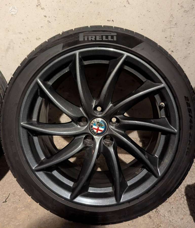 Pirelli P Zero, летние 225/45 R18