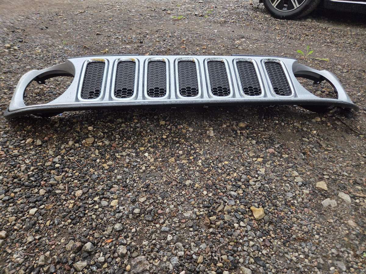 Jeep Renegade front grill