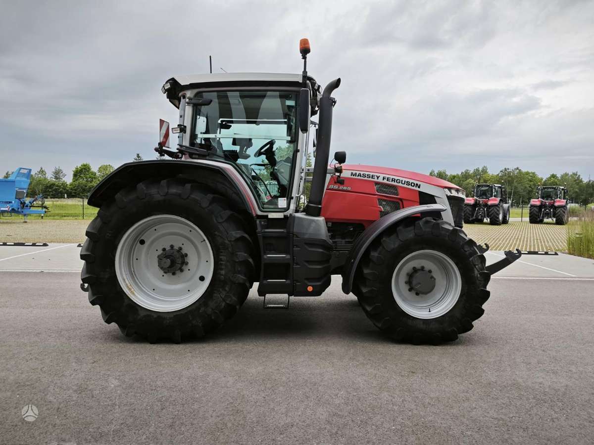 Massey Ferguson 8S.265, traktoriai
