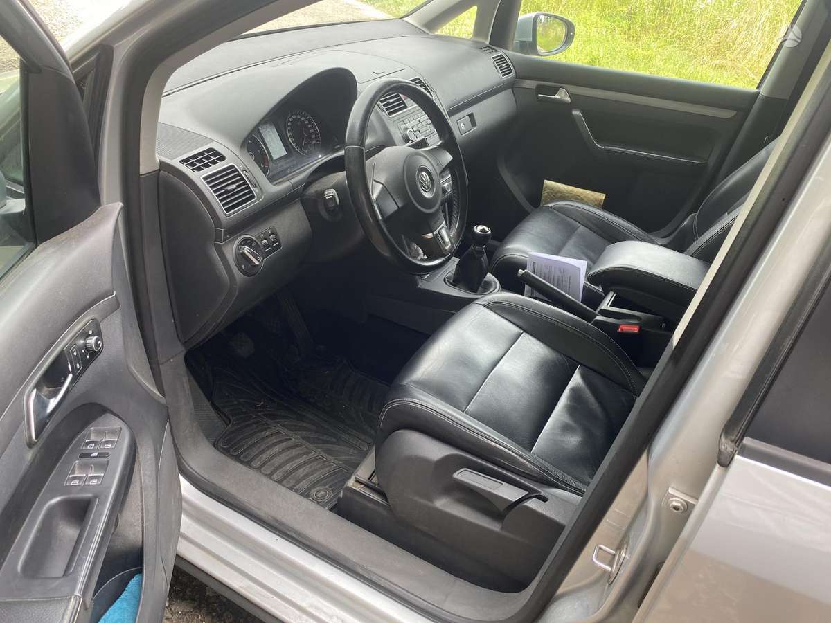 Volkswagen Touran - 10