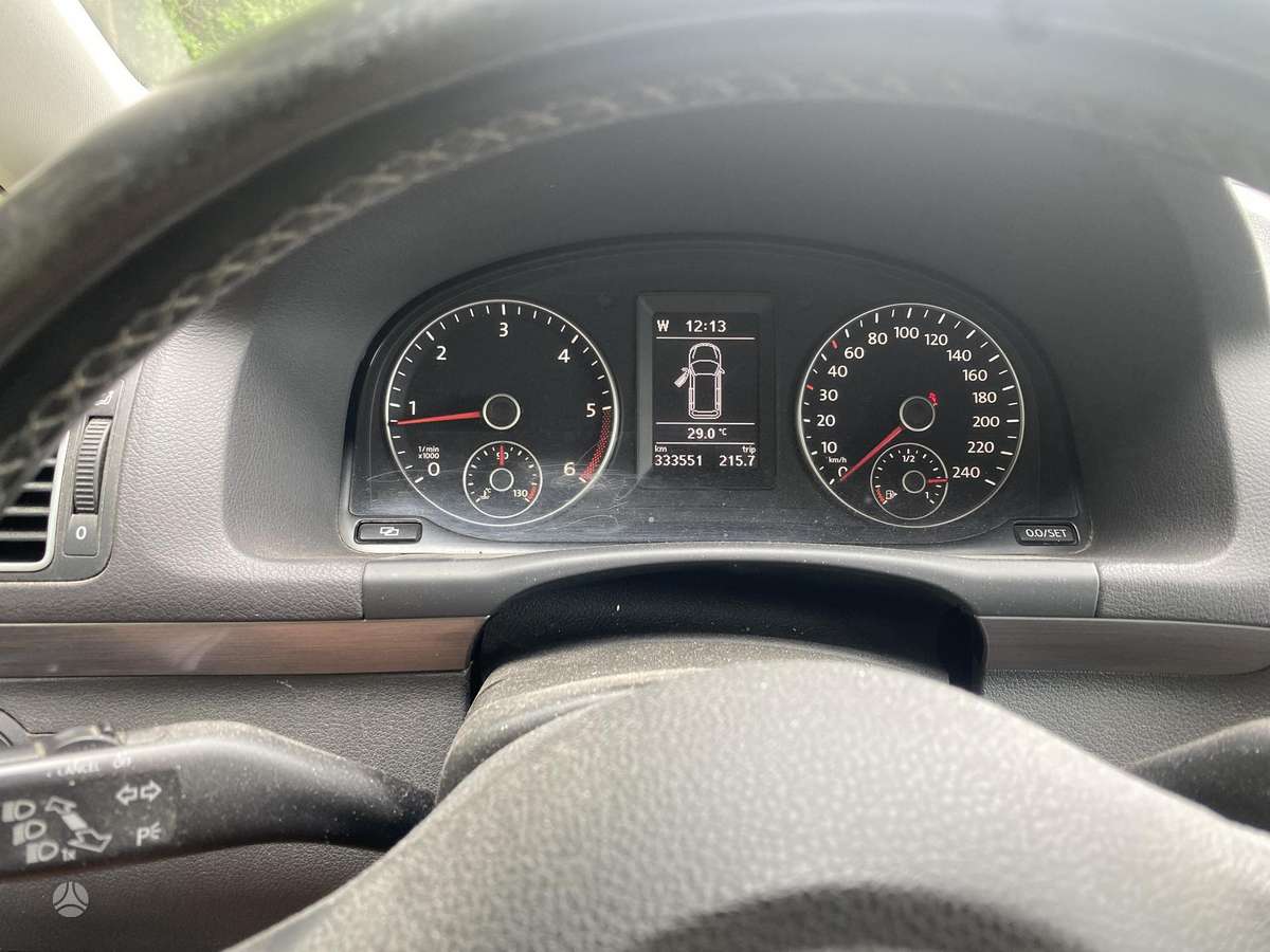 Volkswagen Touran - 12