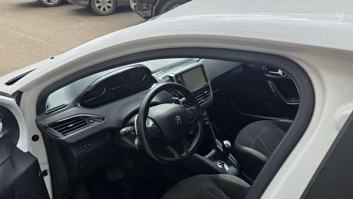 Peugeot 208 - 10