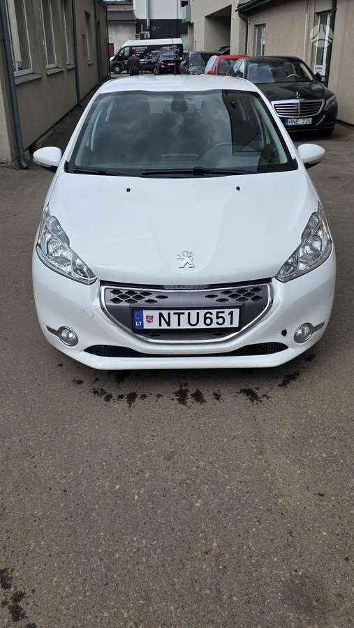 Peugeot 208 - 8