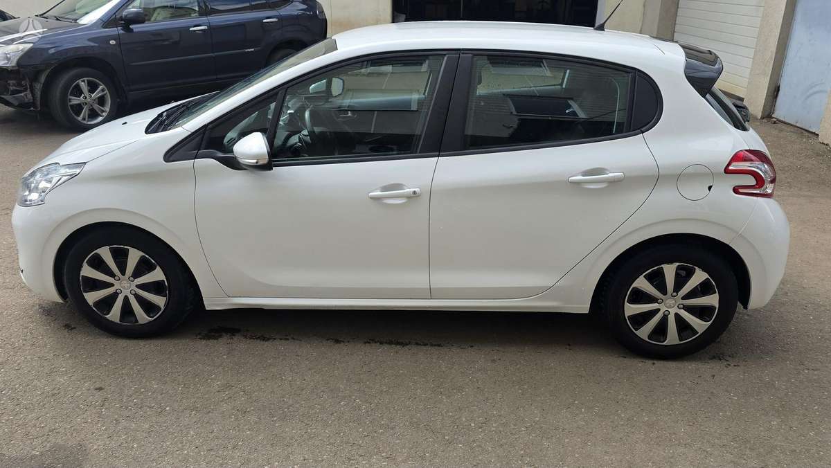 Peugeot 208 - 6