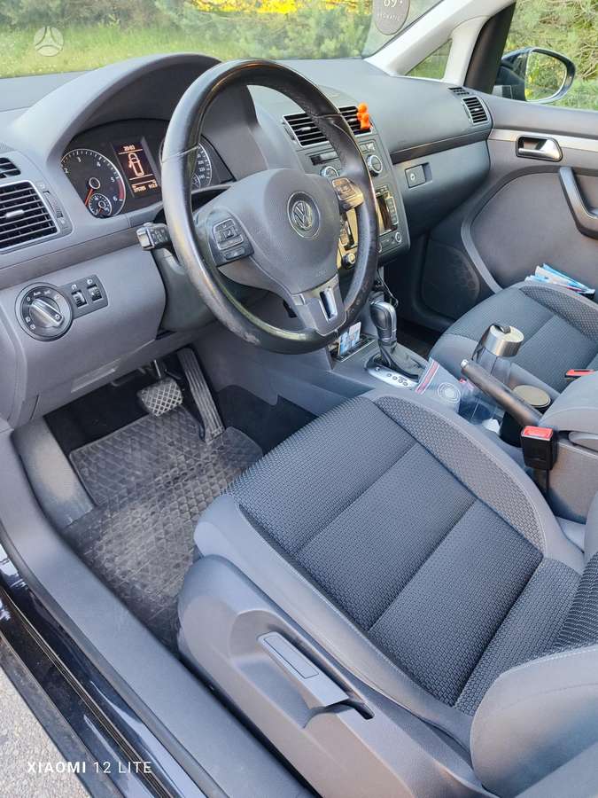 Volkswagen Touran - 12