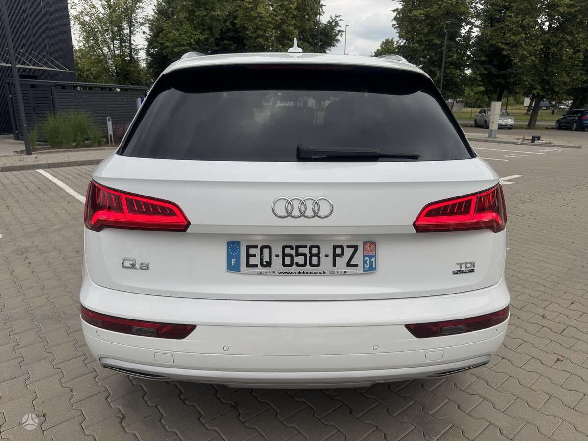 Audi Q5, 2.0 l., off-road / crossover