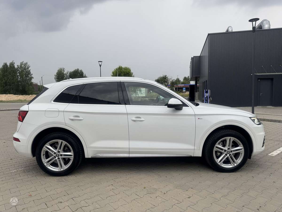 Audi Q5, 2.0 l., off-road / crossover