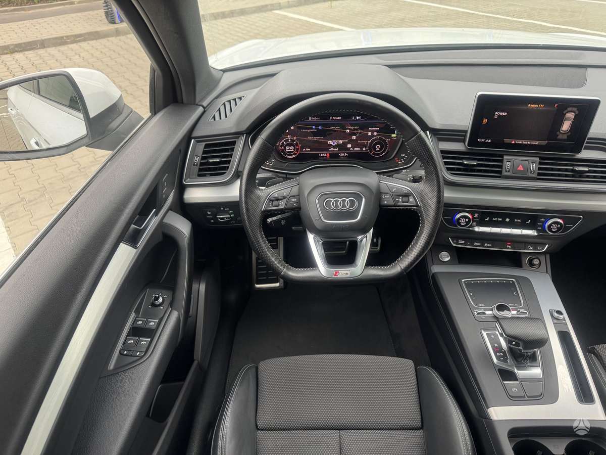 Audi Q5, 2.0 l., off-road / crossover