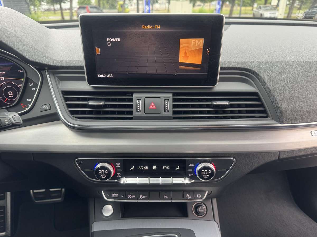 Audi Q5, 2.0 l., off-road / crossover