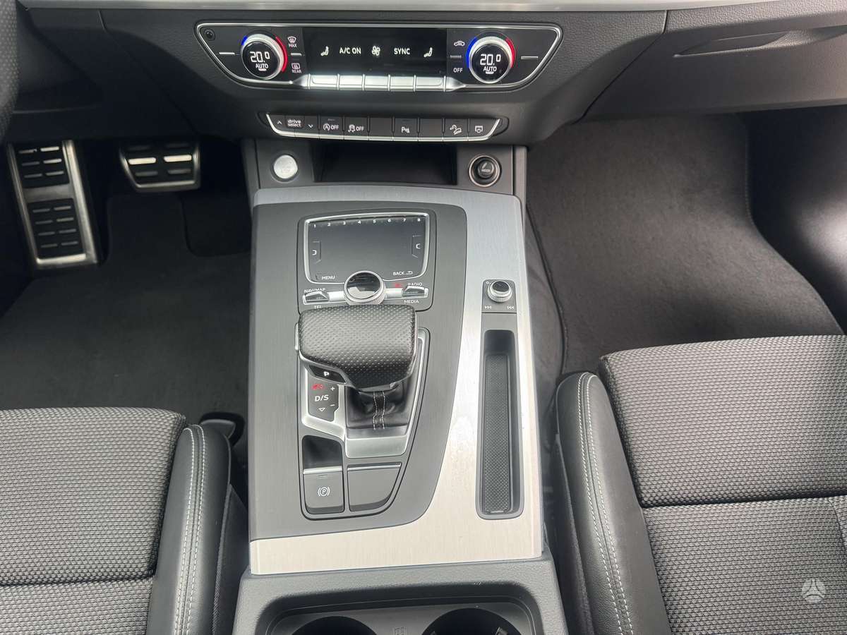 Audi Q5, 2.0 l., off-road / crossover