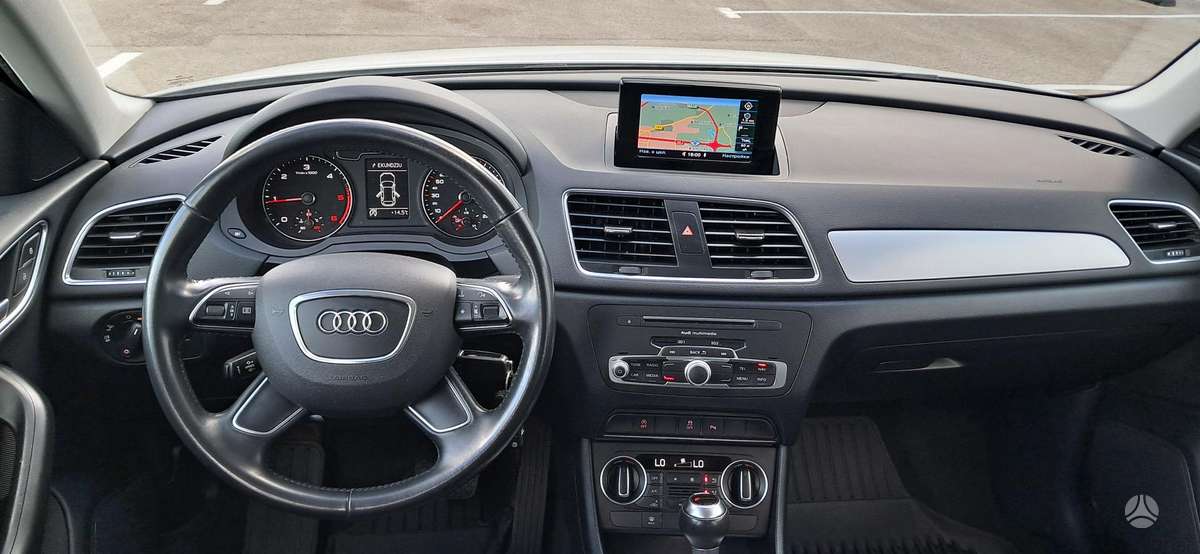 Audi Q3, 2.0 l., off-road / crossover