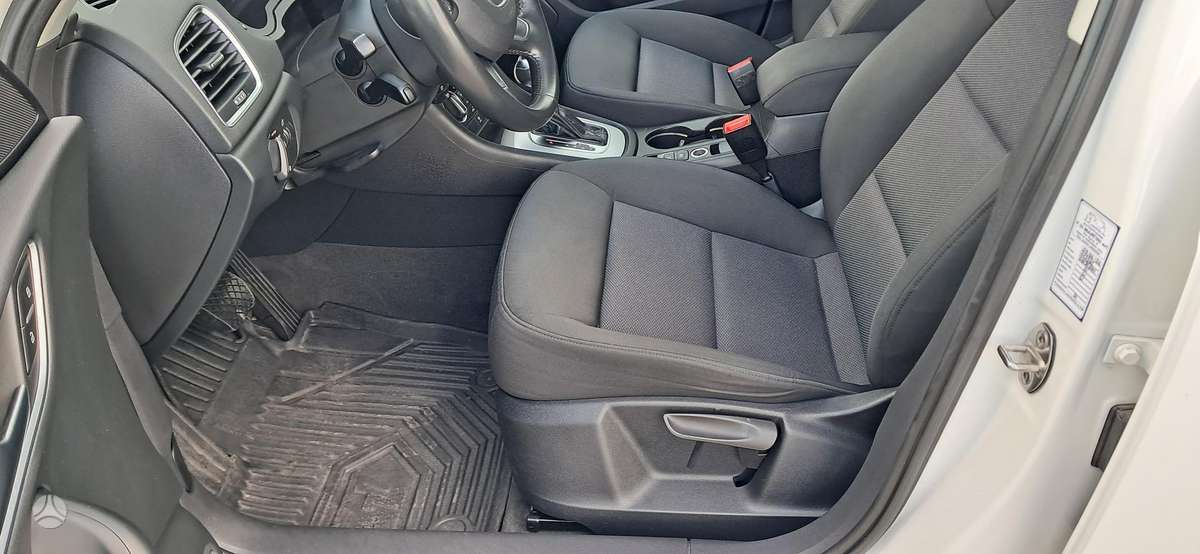 Audi Q3, 2.0 l., off-road / crossover