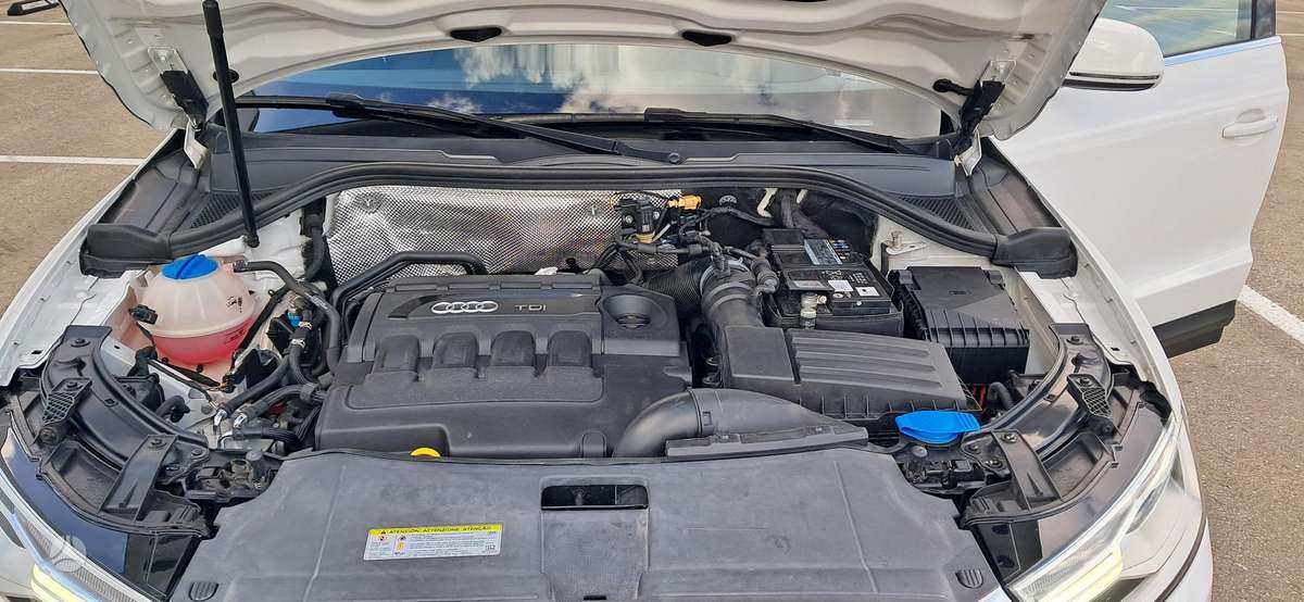 Audi Q3, 2.0 l., off-road / crossover