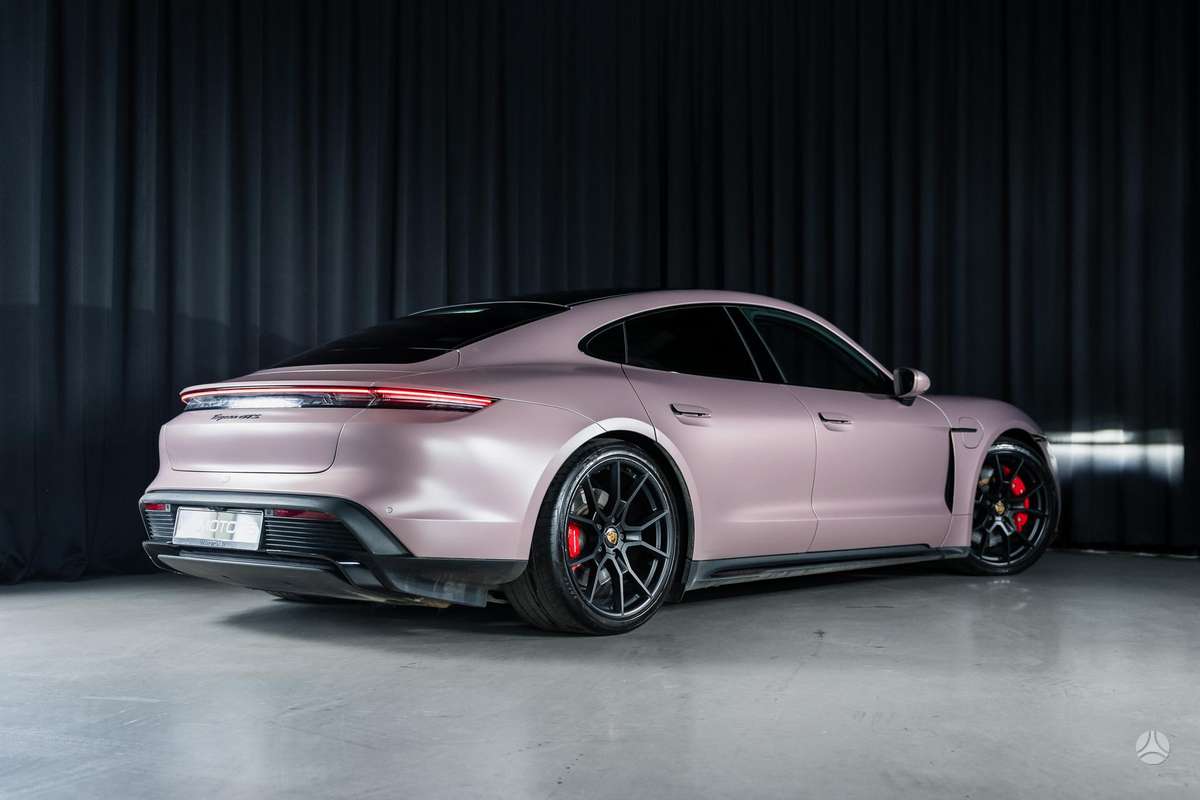 Porsche Taycan, Седан
