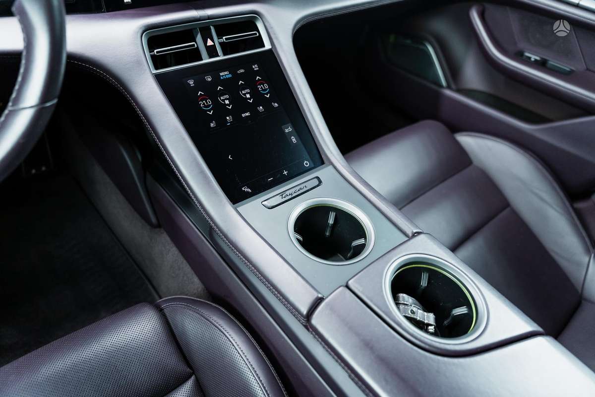 Porsche Taycan, sedanas