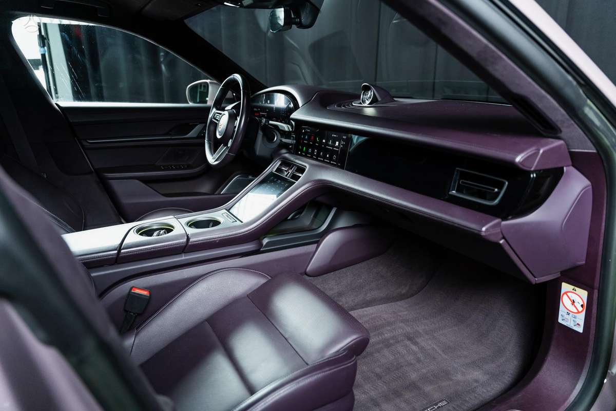 Porsche Taycan, Седан