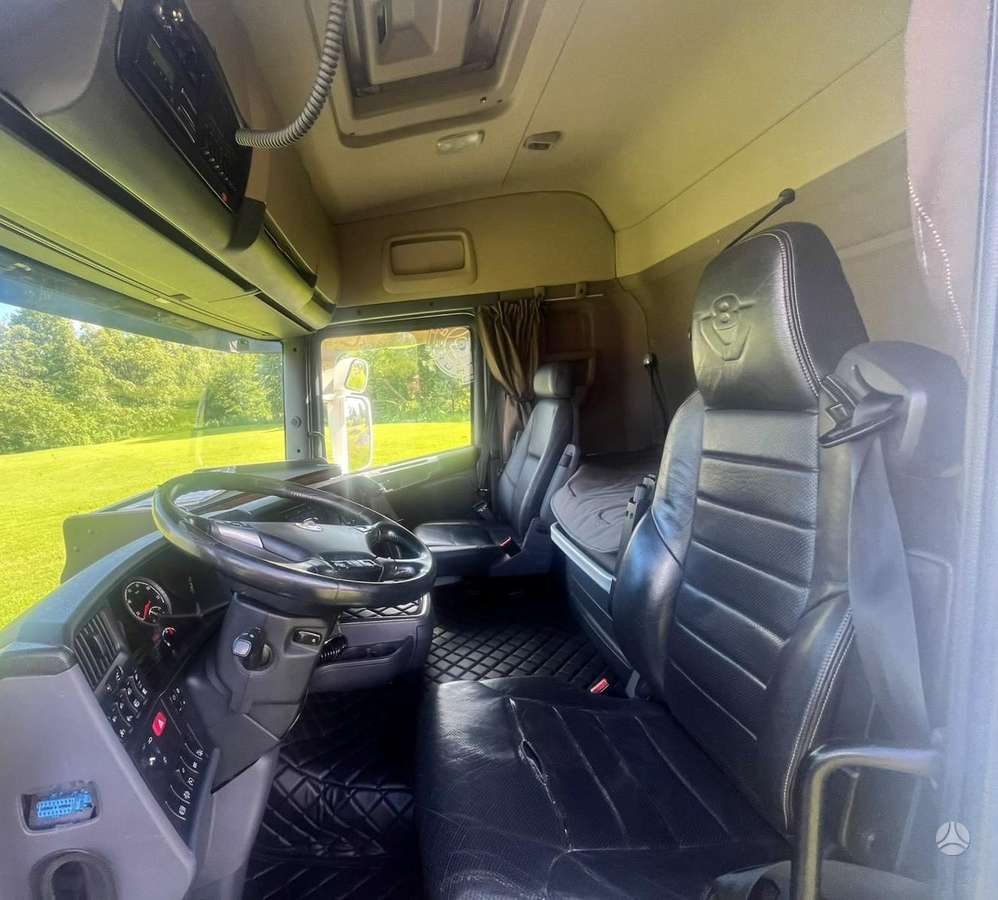 Scania R520 LA6X2HNB, single sleeper